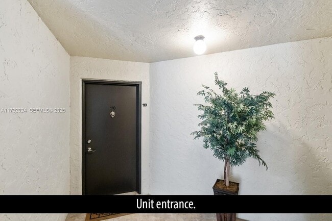 Building Photo - 825 Egret Cir