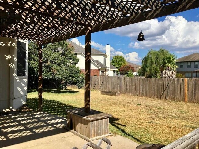 Foto del edificio - 3705 Eagles Nest St