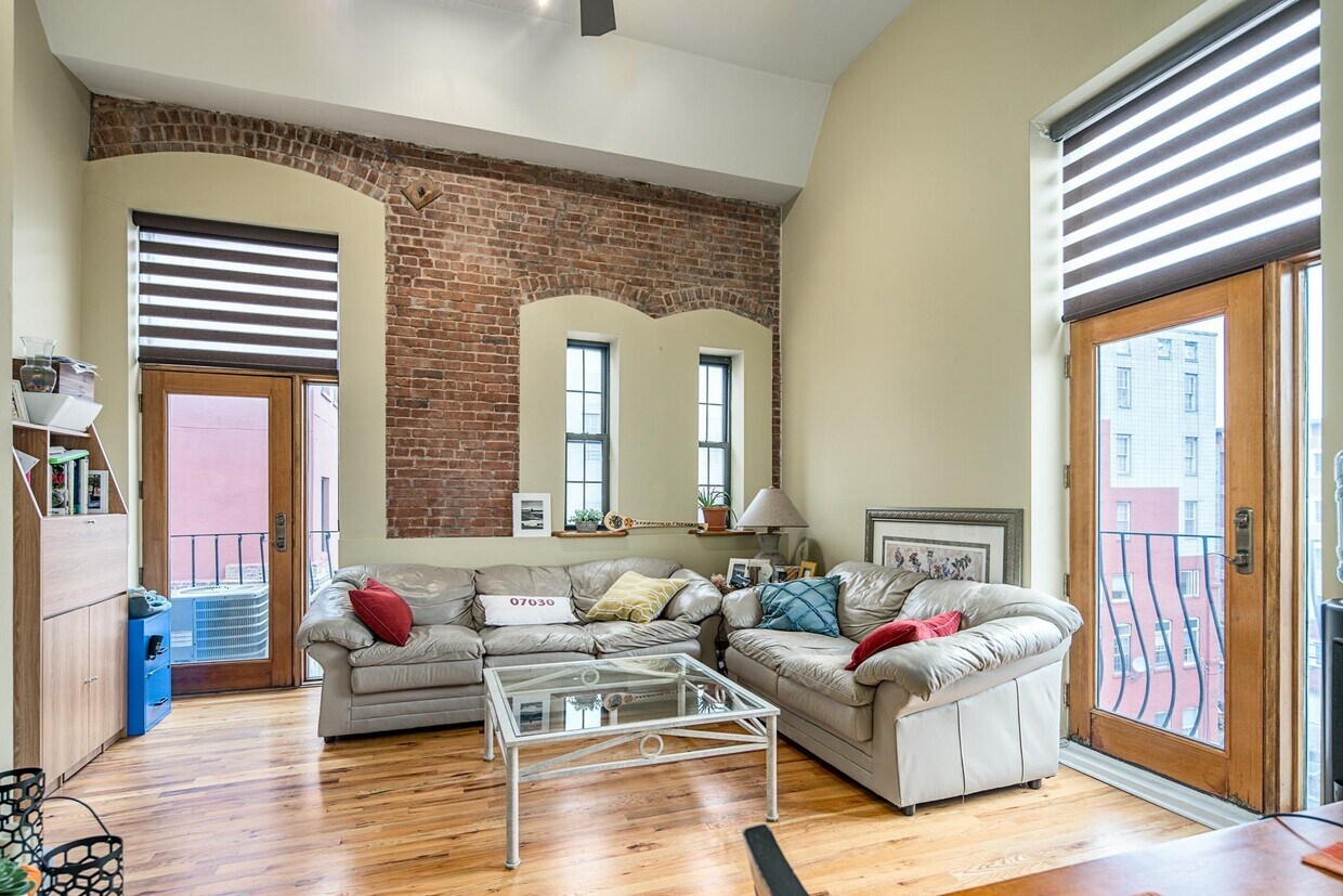 Foto principal - 1015 Grand St