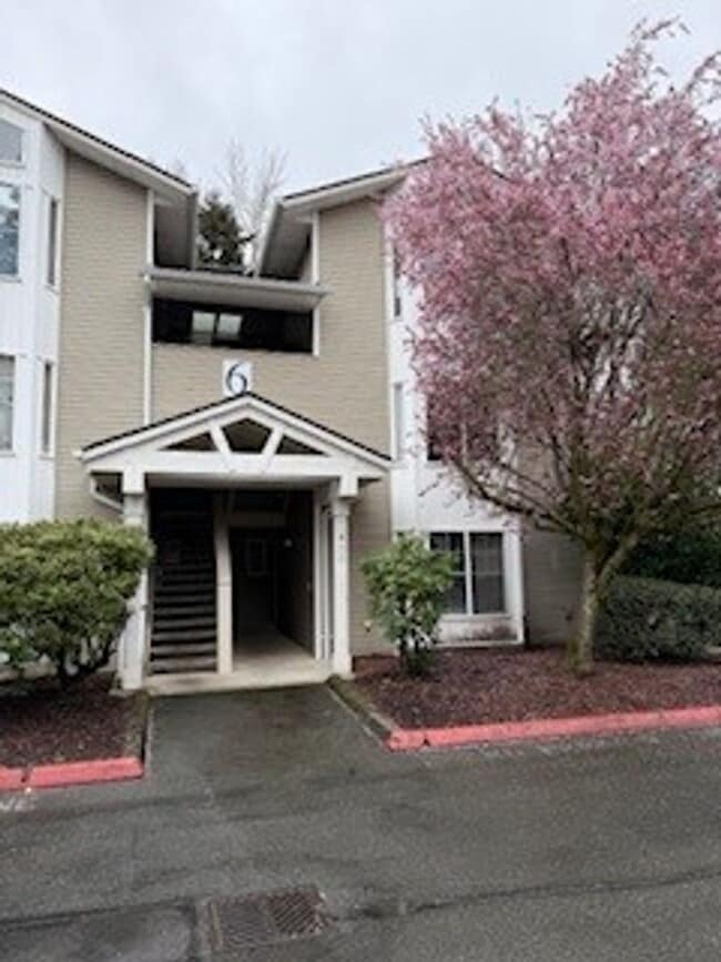 2 bedroom 2 bath First Floor Condo w/1 Car... - 2 bedroom 2 bath First Floor Condo w/1 Car...