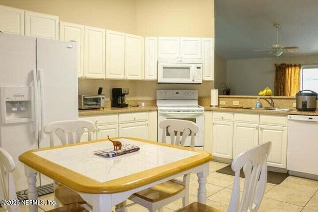 Foto del edificio - 2114 Forest Gate Dr E