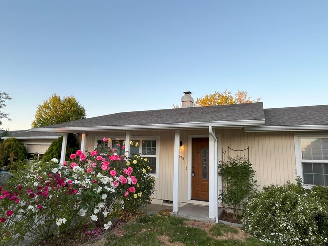 Building Photo - 3 BEDROOM HOUSE FENCED WITH GARAGE