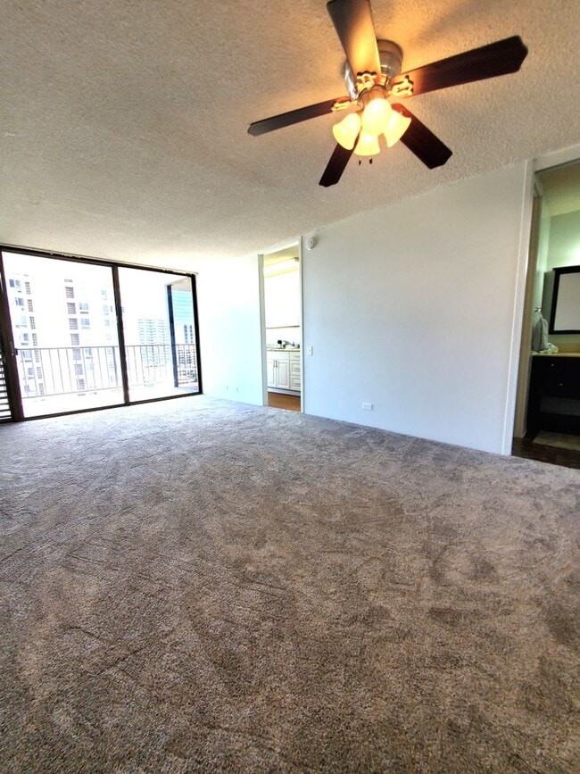 Building Photo - Secured unit in an Unbeatable Location!