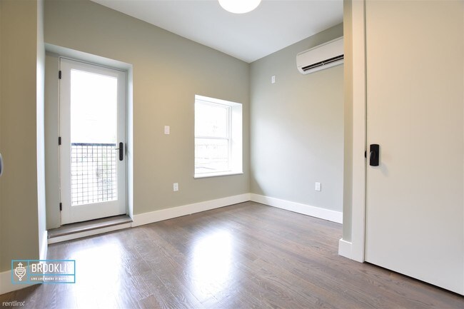 Building Photo - 295 Montgomery St