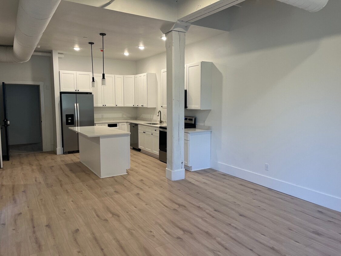 Primary Photo - 311 Main St