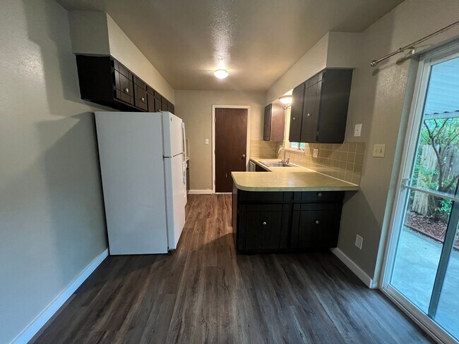 Foto del edificio - 3 bedroom 1.5 Bathroom Duplex Available Now!