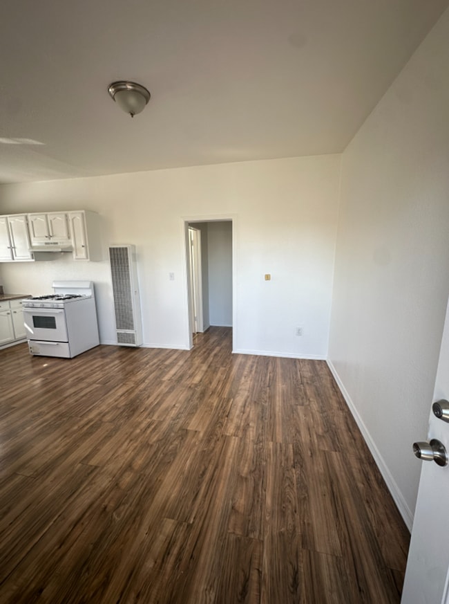 Interior Photo - 1016 W 103rd St