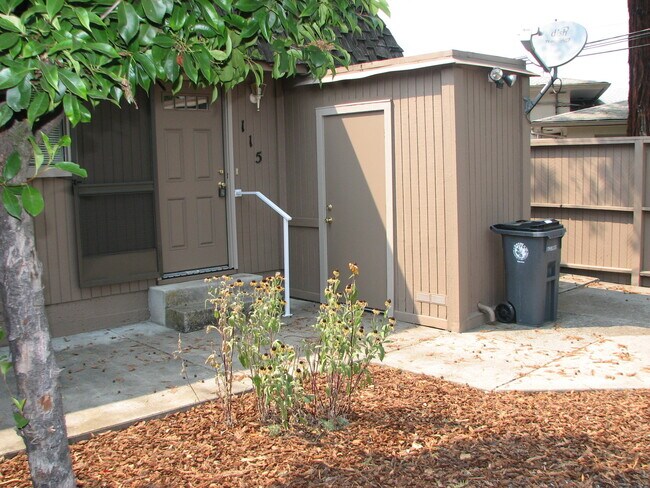 Building Photo - **MOVE-IN SPECIAL** Great Location! Safe N...