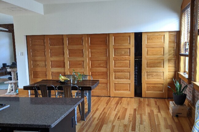 Foto del edificio - 215 W Liberty St