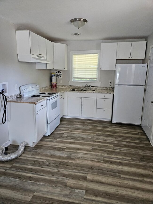 Foto del edificio - 3115 Parkdale Rd