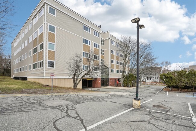 Building Photo - 35 Des Moines Rd