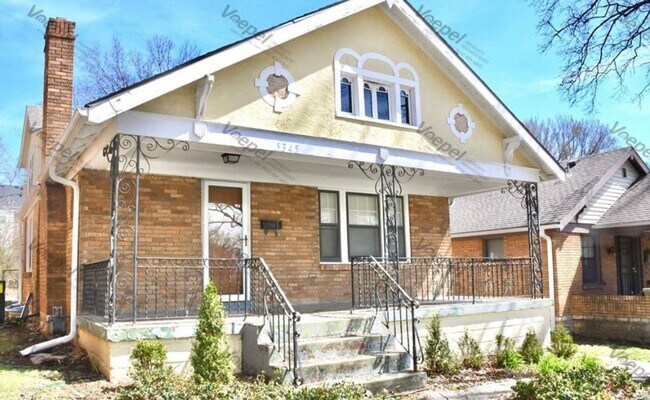 Foto del edificio - Charming 4-Bed Home with Fireplace & Hardw...