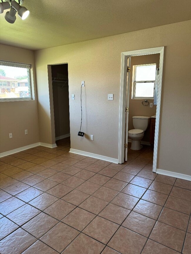 Building Photo - 4627 Evangeline Dr