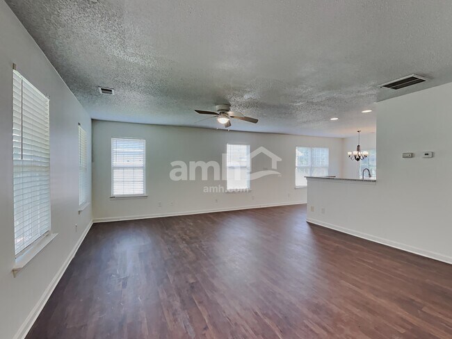 Foto del edificio - 125 Everett Park Dr
