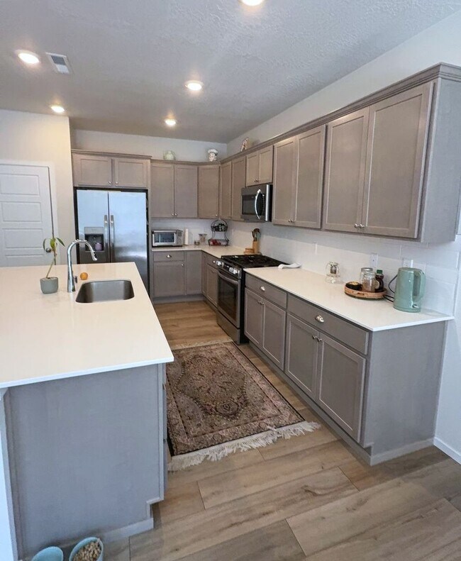 Building Photo - 833 E Burdock Lp