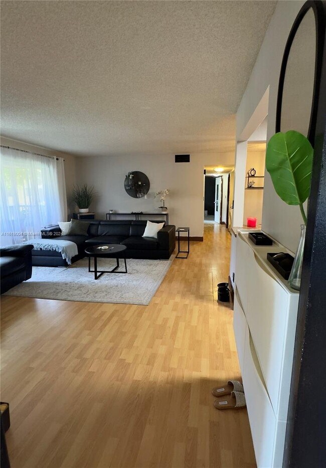 Foto del edificio - 3013 N Oakland Forest Dr