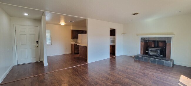 Foto del edificio - South Redding Cutie Near Westwood Village Shopping Center