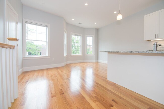 Foto del edificio - EXTREMELY NICE RENOVATED 4 BED 2 BATH IN A...