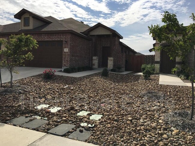 Foto del edificio - 684 Creekside Cir