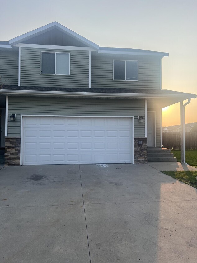 Foto principal - 3314 8th St W