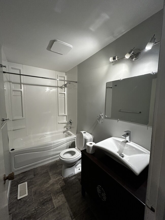 Building Photo - 1386 Lewis Dr