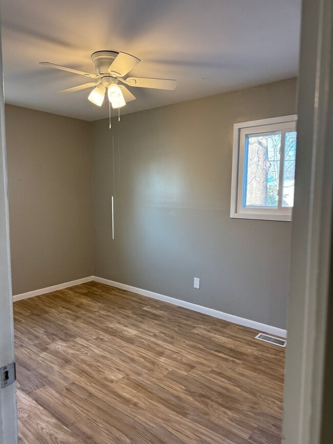 Building Photo - 4br 2bth large sun room and big fenced in backyard