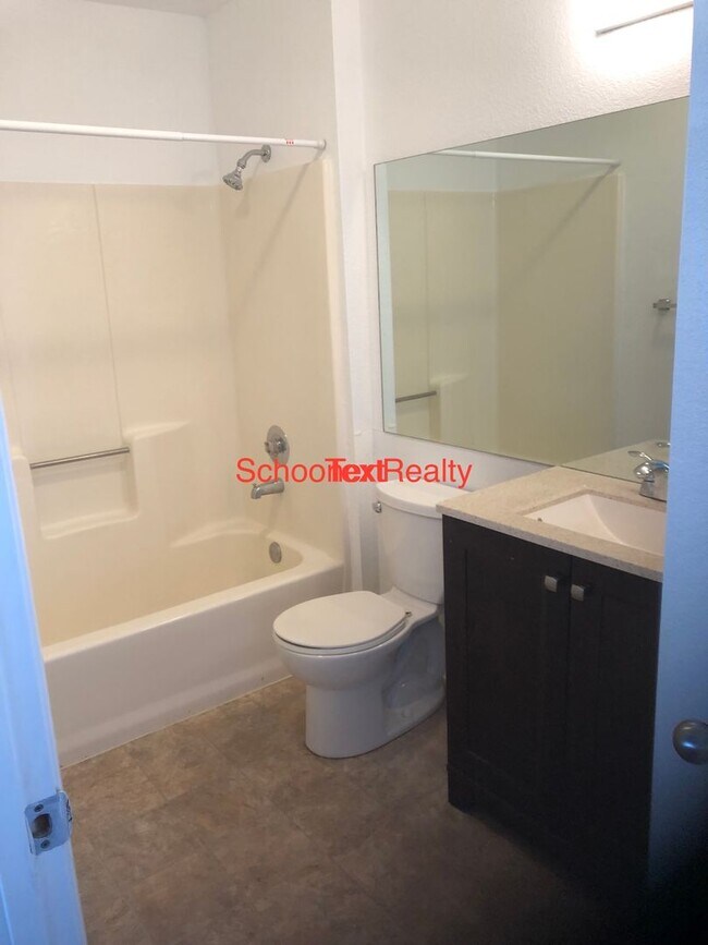 Foto del edificio - CHARMING 2-STORY TOWNHOUSE IN DESIRABLE SA...