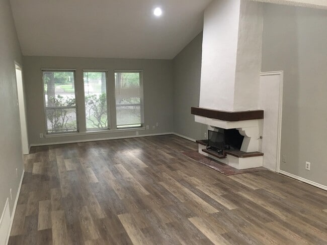 Building Photo - 2203 Canterbury Ct