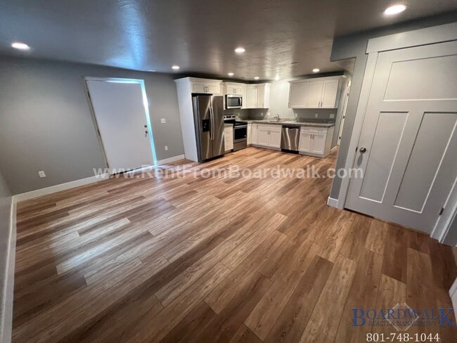 Building Photo - Stylish Vineyard Basement Apartment!