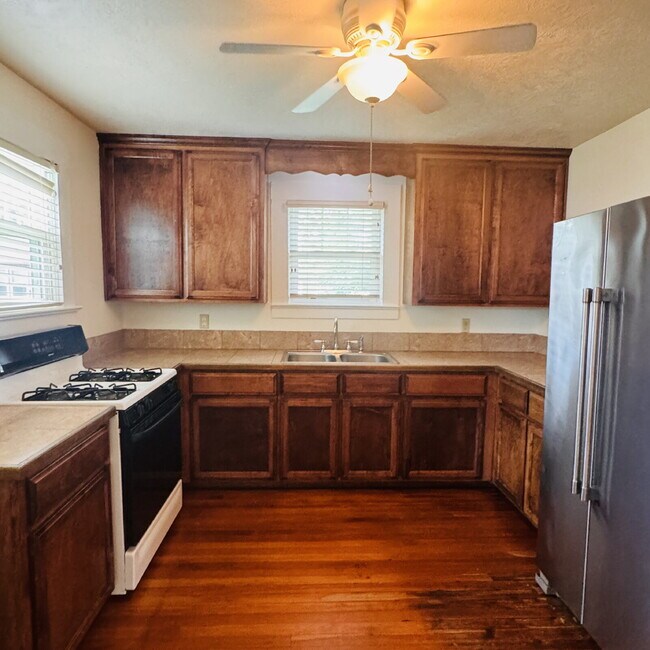 Foto del edificio - Spacious Single-Family Home in the Heart of Port Neches, TX