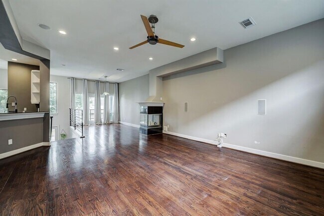 Building Photo - 1628 Van Buren St