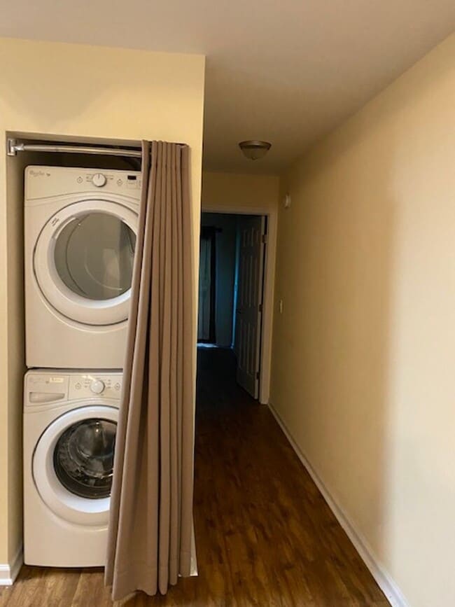 Building Photo - Colonial Circle