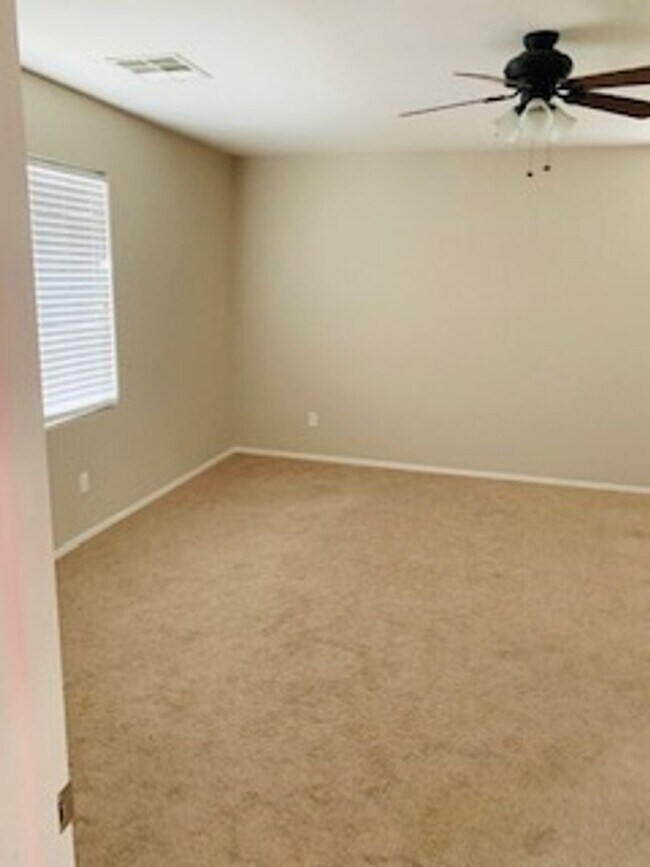Foto del edificio - 3119 E Harrison St