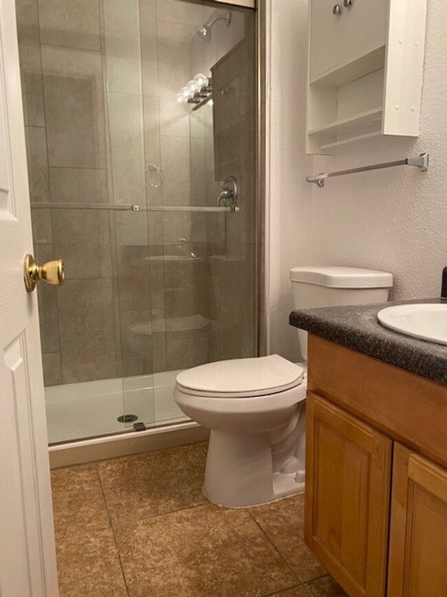 Building Photo - 2 bedroom 2 bath condo