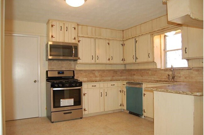 Building Photo - 214 Juniper St
