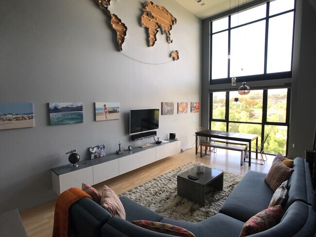 Building Photo - Top Floor Loft Style 1 Bedroom in Cortez Hill!