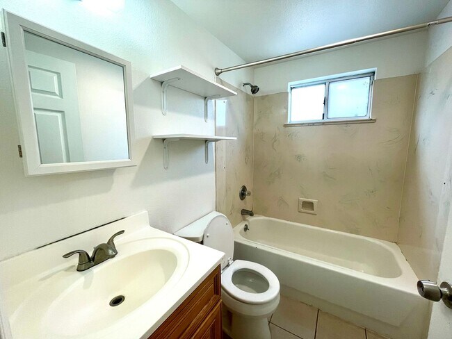 Foto del edificio - 1083-1085 67th St, Oakland, CA 94608
