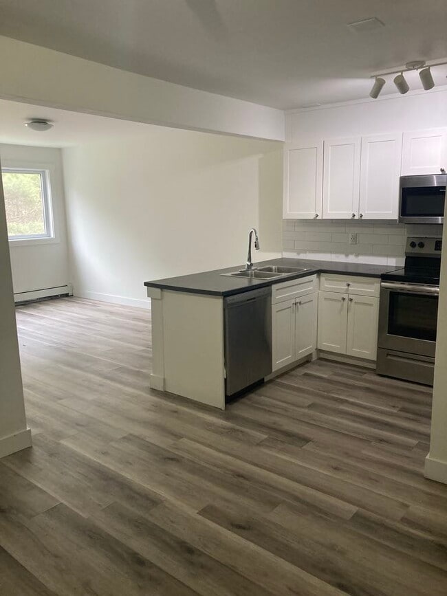 Building Photo - Fully Renovated Unit Available June 1!