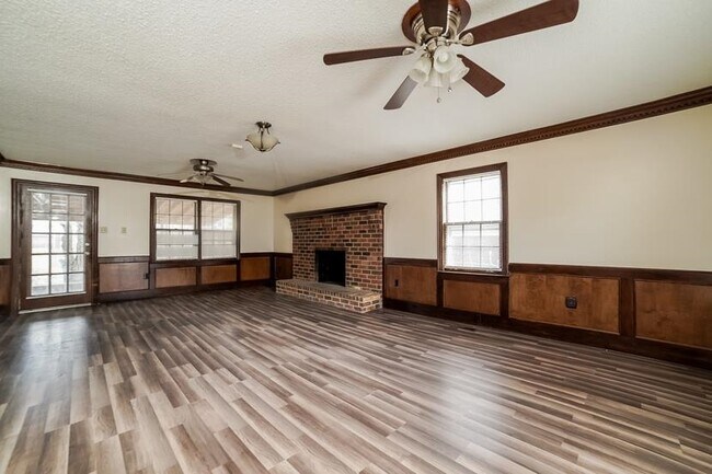 Building Photo - 2834 Lanthorn Dr