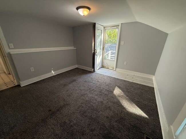 Building Photo - 326 S Walnut St