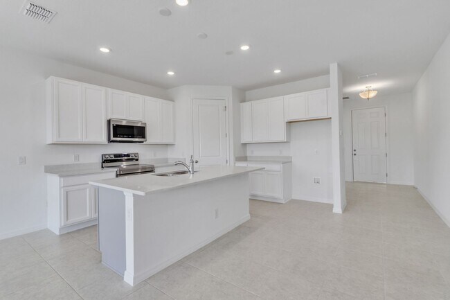 Building Photo - Brand New (5 Bed / 4 Bath) Beautiful and S...