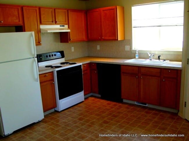 Building Photo - Beautiful 2-Story Row Home! Lawn Maintained!