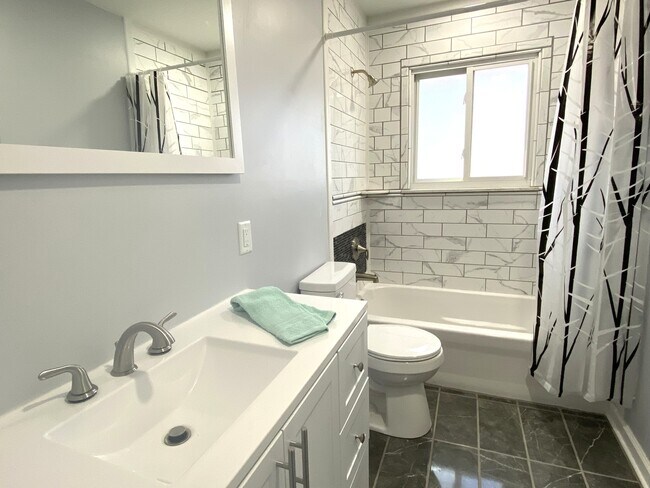 Fabulous tiled bathroom - 20 Mesa Rd