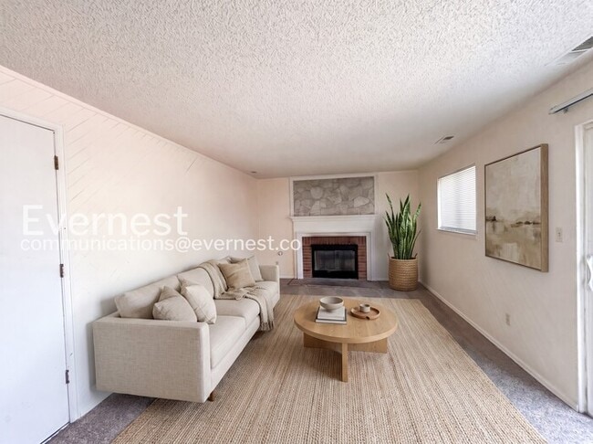 Building Photo - 2702 Dickens Dr