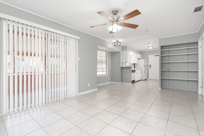 Building Photo - Spacious Family Home in Prime Location