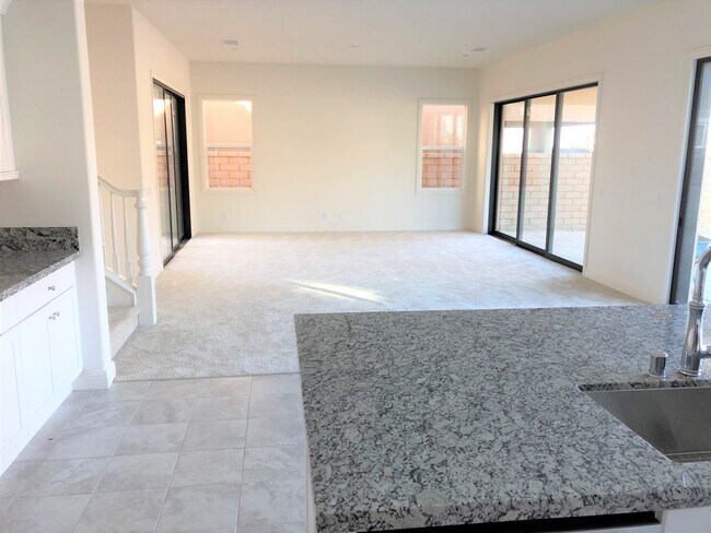 Building Photo - Amazing 5 bedroom home located in desirable Lake Forest community!
