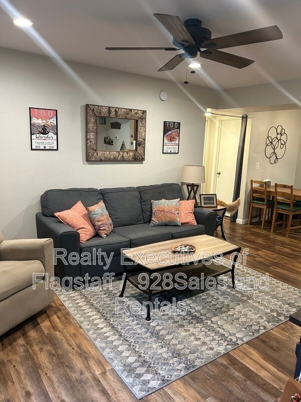 Foto del edificio - 1385 W University Ave