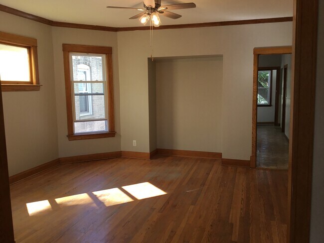 Building Photo - 4954 N Claremont Ave