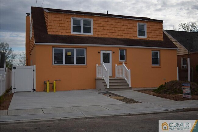 Building Photo - 90 Holly St