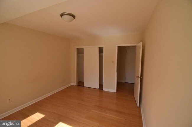 Building Photo - 1121 Arlington Blvd